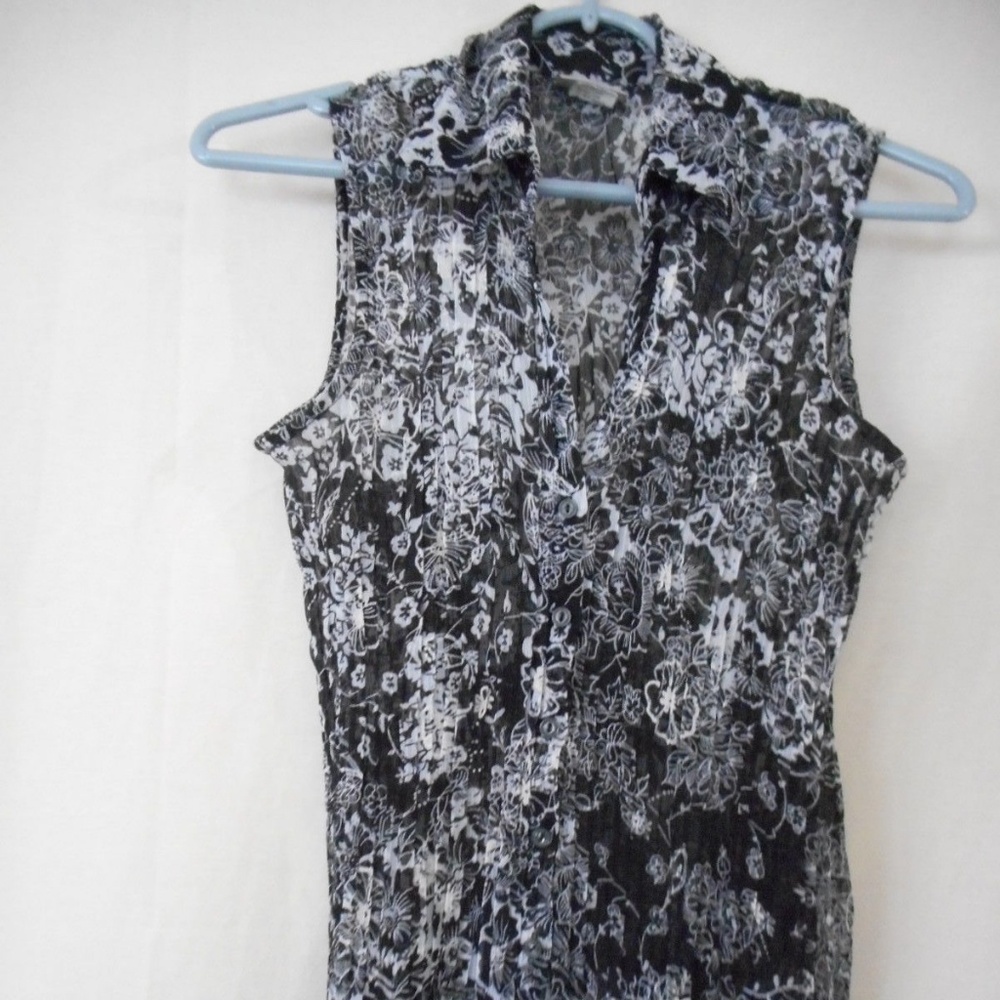 Tailor B. Moss Sleeveless v neck grey blouse